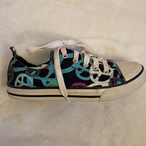 Old Navy Peace converse like tennis shoes size 4 fits like a 5 women. - Picture 2 of 4